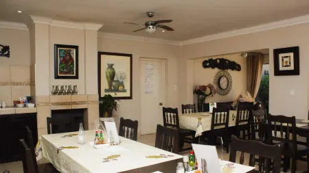 Oaklands Inn and Conference Centre Отели рядом с достопримечательностью «Йоханнесбург Зу»