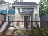 Ken's Villa 8 Hotels in Pesanggrahan