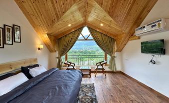 Crimson inn by Senderos De Pine