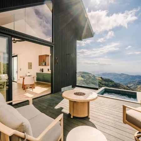 Lakay Monteverde with Heated Pool, Golf Cart and Breakfast