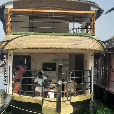 Premium Houseboat