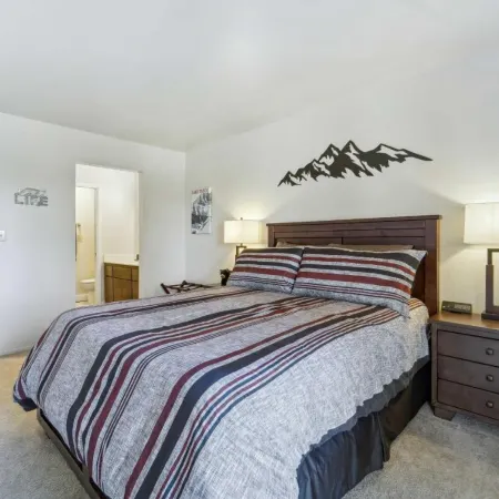 10 Mi to Palisades Tahoe! Condo with Game Room