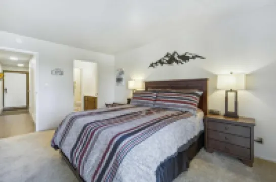 10 Mi to Palisades Tahoe! Condo with Game Room