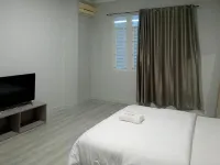 Verse Guest House Hotels in Parit Tokaya