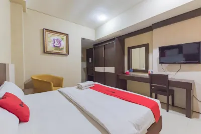 RedDoorz @ La Mega near Pasar Pagi Cirebon Hotel di Desa Kejaksan