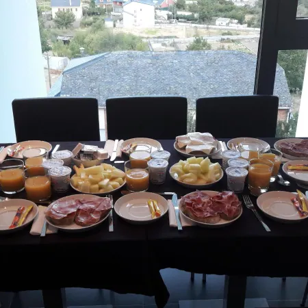 Hostal Tres Campanas Отели в г. Бьерсо