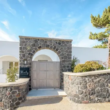 Thealos Santorini Отели рядом с достопримечательностью «Порт Санторини»