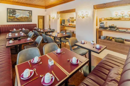 Royal Hotel Cortina Отели рядом с достопримечательностью «Пять Башен»