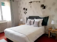 Logis Hôtel Saint Cyr Hotels in Villeny