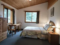 Alpine Meadows Lodge Hotel in zona Okanagan Regional Library Golden Branch