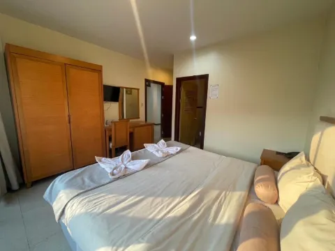 ห้องเตียงใหญ่ พร้อมห้องน้ำส่วนตัว