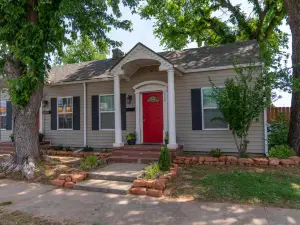 The Cozy, Fiber Internet, Roku TVs, Washer & Dryer, Near DT Chickasha & Leg Lamp!