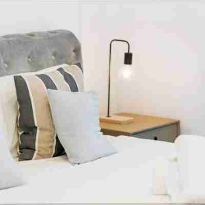 Modern 2BR with City Views & Pool Near Parramatta Rooms