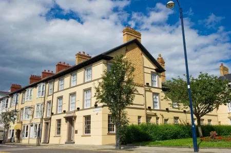 Four Seasons Hotel Отели в г. Абериствит