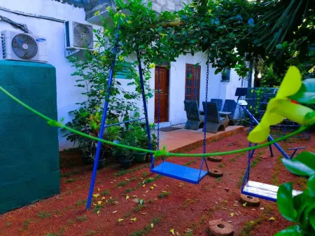 White Guest Отели рядом с достопримечательностью «Kossakandha Raja Maha Viharaya»