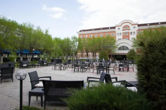 Atyrau Dastan Hotel - parking