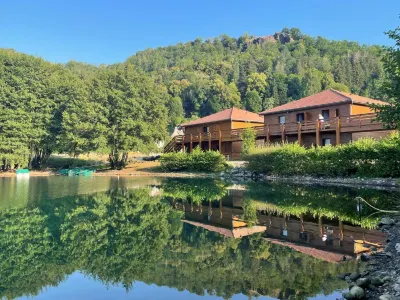 Hôtel Restaurant le Lac des Graves Hôtels à : Cantal