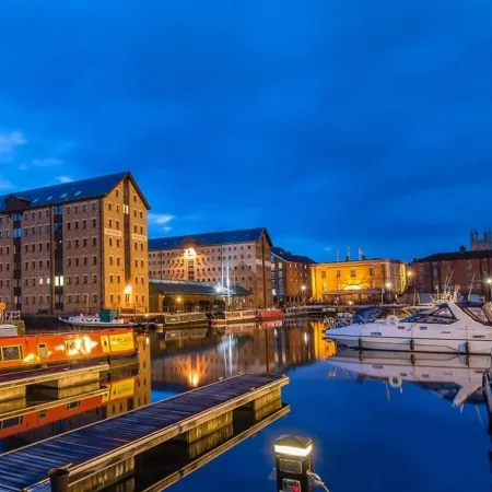 Elliot Oliver - Loft Style 2 Bedroom Apartment with Parking in the Docks