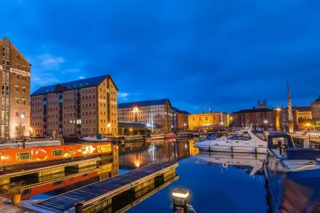 Elliot Oliver - Luxurious Two Bedroom Apartment in the Docks