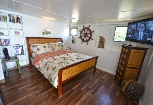 Queen Malesso Houseboat