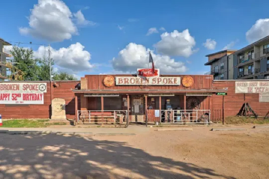 Pool & Hot Tub: Ideally Located 'Austin Oasis'