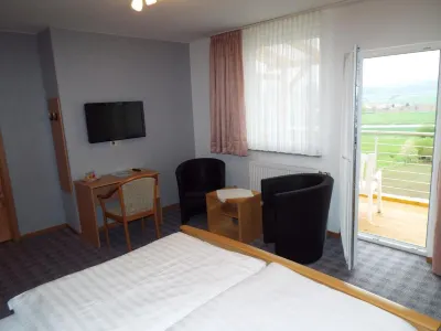 Hotel Garni Zum Reinhardswald Отели в г. Бад-Карлсхафен