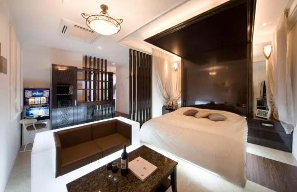 珍寶豪華現代酒店（限成人）