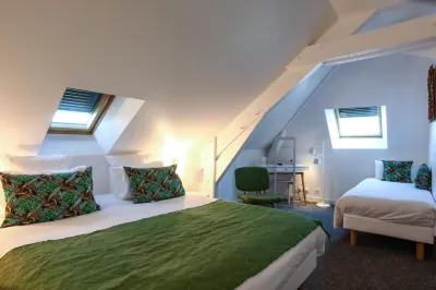 Hôtel le Collonges TV connecté Wifi Netflix Отели рядом с достопримечательностью «Декатлон»