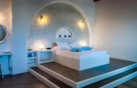 Eiriana Luxury Suites - balcony