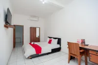 RedDoorz Syariah Plus Near Jatiwarna Toll Gate Hotels in Jatiasih