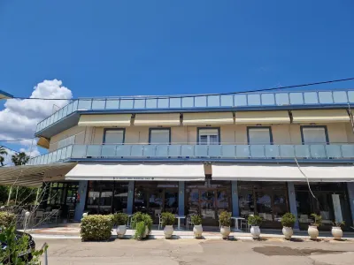 Flisvos Rooms Hotel a 