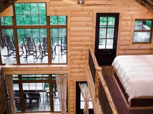 Treehouse #3 by Amish Country Lodging