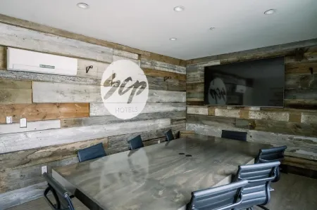 Scp Seven4One Hotel Отели рядом с достопримечательностью «Laguna Beach Cliff Hike»