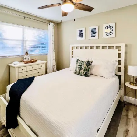 Cozy Sarasota Retreat - 3 Blocks to the Coast!