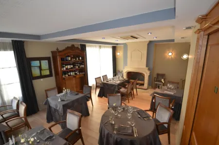 Logis Hôtel le Saint Georges Отели в г. Жансе