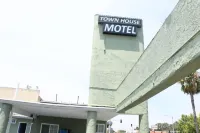 Town House Motel Hotels in Lynwood
