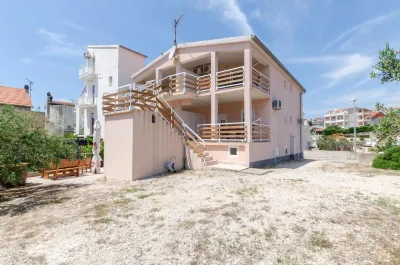 Apartments Marija Jug Hôtels à proximité de : Plage de Velika Raduča