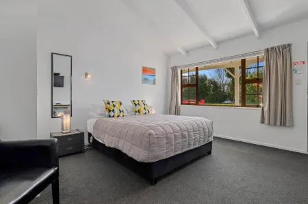 Colonial Lodge Motel Отели рядом с достопримечательностью «Steampunk HQ»