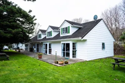Bucket Tree Lodge Hotels in Porirua