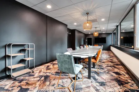 COWOOL Grenoble Отели рядом с достопримечательностью «Университет Гренобль Альпы, батиман Пьер Мендес Франция»