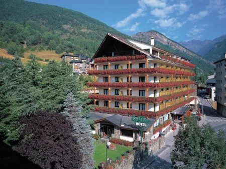 Rutllan & Spa Отели в г. Anyos