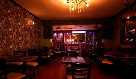 Crown Hotel Stone Отели рядом с достопримечательностью «Come Into Play»