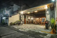 NDalem Kartowikoro 1835 Hotels near Agung Surakarta Mosque