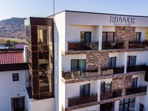 Hotel River