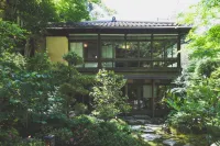 こもれびの宿 明徳庵 箕面温泉ミニ動物舎・馬小屋周辺のホテル