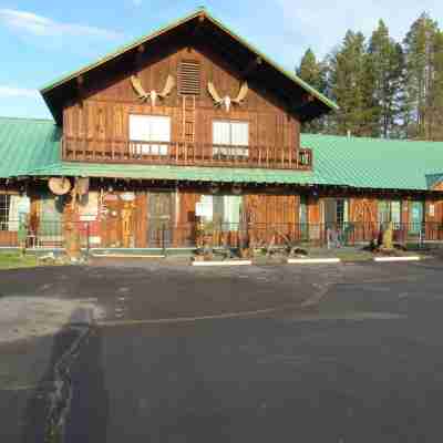 The Woodsman Country Lodge Hotel Exterior