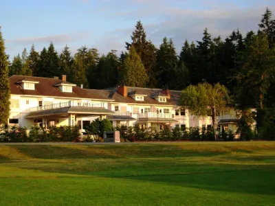 Crown Mansion Boutique Hotel & Villas Отели рядом с достопримечательностью «Херитедж Форест»
