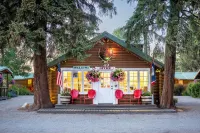 Log Cabin Motel - Parking