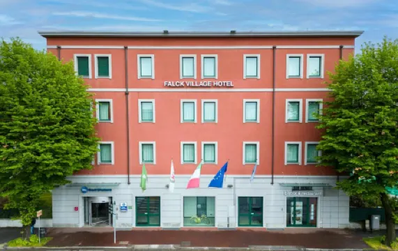 Best Western Falck Village Hotel Отели рядом с достопримечательностью «Archivio Giovanni Sacchi»