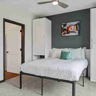 CozySuites Mass with Lounge and Roof Deck #10 Rooms
